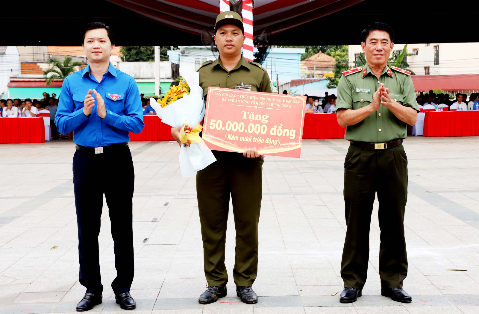 Đại diện lãnh đạo Trung ương Đoàn, V06 Bộ Công an trao tặng quà cho đại diện lực lượng tham gia bảo vệ ANTT ở cơ sở TP. Tân Uyên.